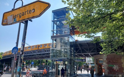Einer der bekanntesten und sicher meistfotografierten Hochbahnhöfe Berlins ist jetzt stufenlos erreichbar. An der Station Schlesisches Tor, mitten im quirligen Kreuzberger Kiez, gingen am heutigen Freitag, 9. Juni 2023, die beiden Aufzüge in Betrieb.