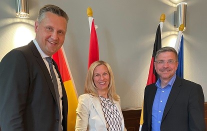 Die neue ViP-Geschäftsführerin Bettina Biffi mit Oberbürgermeister Mike Schubert (r.) und Stadtwerke-Geschäftsführer Monty Balisch (l.) Bild: Stadtwerke Potsdam / Stefan Schulz