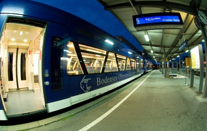 Die Zukunft der Bodensee-Oberschwaben-Bahn (BOB) ist für die nächsten Jahre gesichert. Das Verkehrsministerium Baden-Württemberg und die BOB einigten sich darauf, den bestehenden Verkehrsvertrag bis zum Dezember 2032 weiter laufen zu lassen.