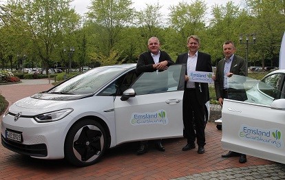 Landrat Marc-André Burgdorf (Mitte) startete gemeinsam mit Michael Lindhof, Geschäftsführer der mobileeee GmbH, (l.) und dem zuständigen Dezernenten Michael Steffens das Emsland E-Carsharing (Bild: Landkreis Emsland)