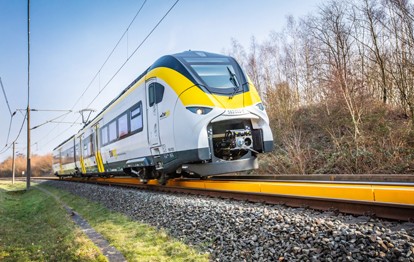 Siemens Mobility eröffnet nach nur 1,5 Jahren Bauzeit zusammen mit der Südwestdeutschen Landesverkehrs-GmbH (SWEG) eine neue Bahnbetriebswerkstatt in Offenburg. In dem neuen, modernen Depot werden künftig die Siemens-Batteriezüge vom Typ Mireo Plus B instandgehalten, die voraussichtlich ab Mitte Dezember 2023 – erstmals in Deutschland – im Netz 8 „Ortenau“ zum Einsatz kommen.