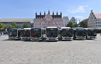Die Rostocker Straßenbahn AG (RSAG) investiert in eine klimafreundliche Busflotte und startet die Antriebswende mit 15 neuen Fahrzeugen.