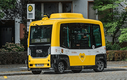 Bereits vor dem Start von NoWeL4 konnten die Forschenden beim Vorläuferprojekt „Shuttles&Co“ Erfahrungen sammeln. Hier kamen automatisierte Minibusse mit Begleitperson zum Einsatz, die mit maximal sechs Passagieren in Alt-Tegel unterwegs waren (Bild: Berlin Partner für Wirtschaft und Technologie)