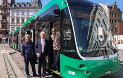 Das Wiesbadener Verkehrsunternehmen ESWE Verkehr testet noch bis zum 17. Juni einen 25 Meter langen Doppel-Gelenkbus des schweizerischen Herstellers Hess.