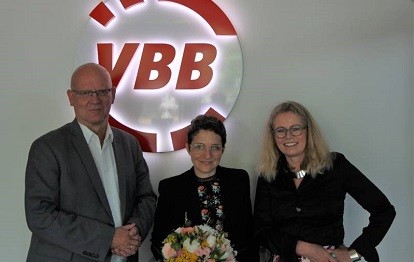 vlnr: zweiter stellvertretender VBB-AR-Vorsitzender Stephan Loge, Landrat des Landkreises Dahme-Spreewald, die neue VBB-AR-Vorsitzende Frau Staatssekretärin Dr. Claudia Elif Stutz, Geschäftsführerin des Verkehrsverbundes Berlin-Brandenburg, Ute Bonde (Bild: VBB)