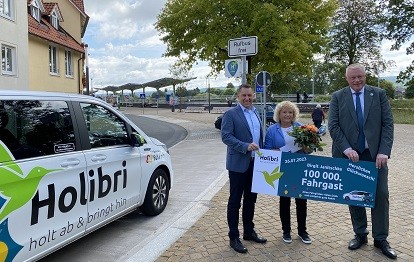 nph-Geschäftsführer Marcus Klugmann (links) und der Höxteraner Bürgermeister Daniel Hartmann (rechts) gratulierten der 100.000sten Nutzerin des Holibri, Birgit Janitschke (Mitte). Bild: nph