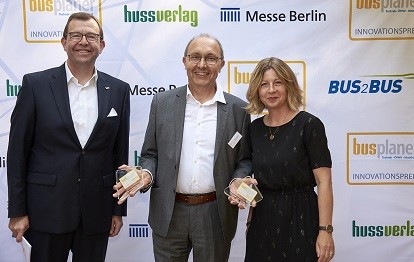 v.l.: Rainer Langhammer, Geschäftsführer, HUSS-VERLAG, Martin Gaub, Governance und Produktmanagement ZEV und Kerstin Kube-Erkens, Director, BUS2BUS (Bild: Daimler Truck AG)