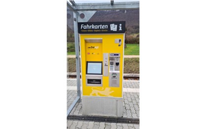 Die Albtal-Verkehrs-Gesellschaft (AVG) und die Deutsche Bahn (DB) starten ab September mit dem Rollout der neuen Fahrscheinautomaten in der Region. An zahlreichen Bahn-Haltestellen im AVG-Netz werden in den kommenden Wochen und Monaten sukzessive die Geräte der neuen Automaten-Generation aufgestellt und so die Service-Qualität für die Fahrgäste beim Ticketkauf vor Ort weiter gestärkt.