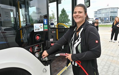 Die Rostocker Straßenbahn AG hat gestern (2. August 2023) ihren umgebauten Busbetriebshof in Rostock-Schmarl feierlich eingeweiht. Seit kurzem sind auf den Rostocker Straßen die ersten Biomethan-Busse und neue moderne Elektrobusse unterwegs