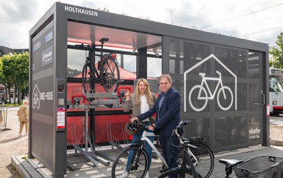 Damit ihr Drahtesel oder wertige E-Räder sicher untergebracht sind, während sie mit dem ÖPNV unterwegs sind, hat die Rheinbahn an sechs Standorten in Düsseldorf Bike+Ride-Anlagen errichtet.