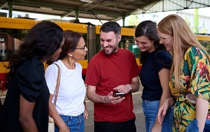 Ab September können FAIRTIQ-Nutzende bis zu vier weitere Personen bei ihren Fahrten im KVV mitnehmen (Bild: KVV)