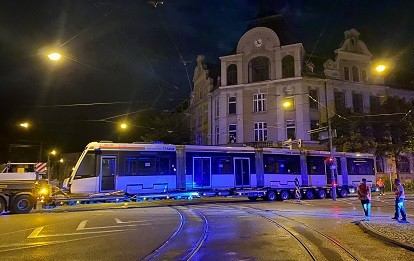 Von Valencia über Brügge hat die erste der elf neuen Straßenbahnen der swa Anfang August Augsburg per Schwerlasttransport erreicht (Bild: swa / Thomas Hosemann)