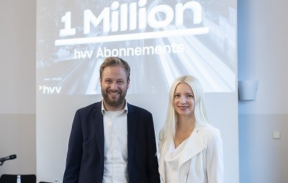 Senator Anjes Tjarks und hvv-Geschäftsführerin Anna-Theresa Korbutt (Bild: hvv)