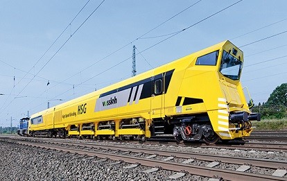 "High Speed Grinding (HSG)" ist ein präventives Schienen-Schleifverfahren, mit dem sich Schienenschäden (Head Checks, Squats) material- und kostenschonend vermeiden lassen, ohne den regulären Bahnverkehr zu stören (Bild: Vossloh)