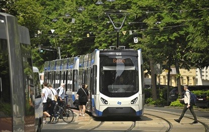 Die neuen Zugsgarnituren der Badner Bahn im Fahrgastbetrieb (Bild: WLB / Zinner)