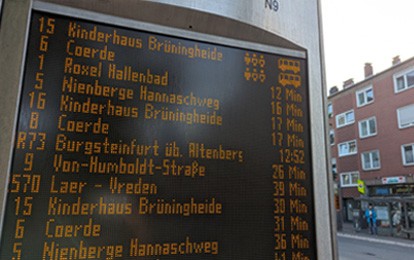 Auf den großen Monitoren an über 100 Haltestellen in Münster finden sich nicht nur die Abfahrtszeiten aller Busse, sondern neuerdings auch die Auslastung der nächsten Busse.
