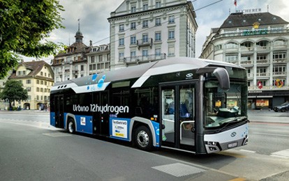 Das Verkehrsunternehmen SWK Mobil Krefeld hat sich für die Anschaffung von zehn Solaris-Wasserstoffbussen des Typs Urbino 12 entschieden. Die ersten drei dieser emissionsfreien Fahrzeuge werden bis Ende 2024 ausgeliefert, die restlichen sieben sollen bis Mai 2025 ausgeliefert werden.