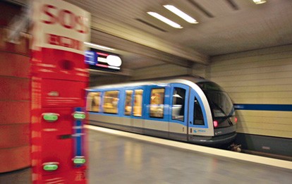 Der Landkreis München übernimmt von der Stadt Garching den Betrieb der U-Bahn-Linie 6. Dafür zahlt der Landkreis, der auch die Genehmigungen für den Betrieb der Strecke übernommen hat, rund 30 Millionen Euro.