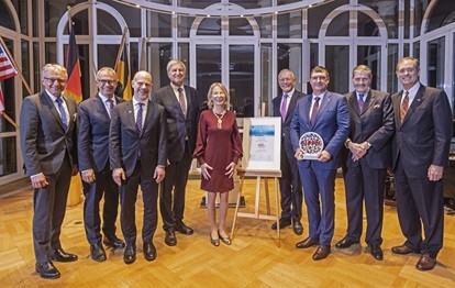 INIT erhielt den GLOBAL 2023 für die herausragenden internationalen Leistungen (Bild: IHK Karlsruhe / Fabry)