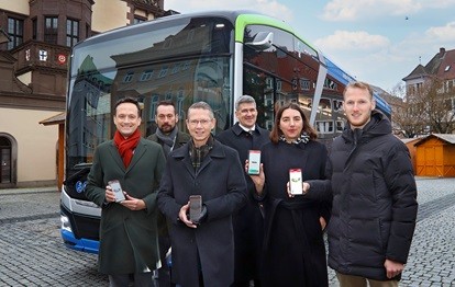 Im Bild (v. l. n. r.): Florian Töpper, Landrat des Landkreises Schweinfurt; Christopher Alm, Geschäftsführer NVM; Sebastian Remelé, Oberbürgermeister Stadt Schweinfurt; Thomas Kästner, Geschäftsführer Stadtwerke Schweinfurt GmbH; Ivanka Lazinica, Business Development Manager FAIRTIQ; Jonas Wiedmer, Projektleiter FAIRTIQ (Bild: Stadtwerke Schweinfurt GmbH)