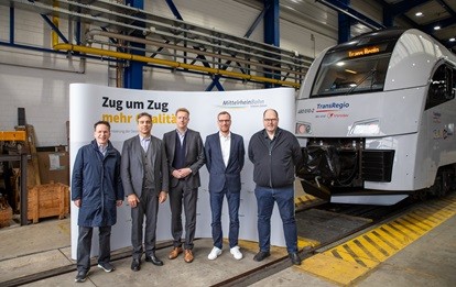 v. l.: Michael Heilmann (Verbandsdirektor ZÖPNV Rheinland-Pfalz Süd), Bernhard Holzer (Managing Director Alpha Trains), Henrik Behrens (Geschäftsführer Trans Regio), Sven Kleine (Prokurist und 1. stv. Betriebsleiter Eigenbetrieb Fahrzeuge bei go.Rheinland in Vertretung von Michael Vogel), Thorsten Müller (Verbandsdirektor SPNV-Nord). Bild: Trans Regio