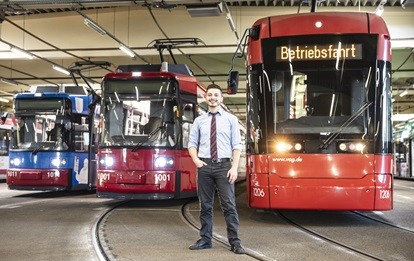 Die VAG bildet in den Semesterferien Studierende zu Straßenbahnfahrer*innen aus (Bild: VAG / Benjamin Kurz)