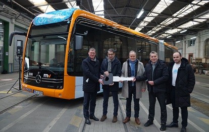 Auslieferung der weltweit ersten Serienfahrzeuge Mercedes-Benz eCitaro G fuel cell an Rhein-Neckar-Verkehr GmbH (Bild: Daimler Truck AG)