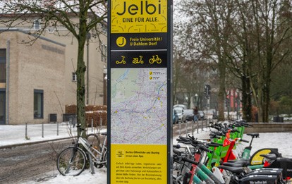 Die BVG-Mobilitätsplattform Jelbi setzt einen weiteren Meilenstein und erweitert ihr Netz im Südwesten der Stadt. Mit insgesamt acht neuen Standorten für Sharing-Fahrzeuge wird der weitläufige Campus Dahlem der Freien Universität Berlin ab sofort mit der U- und S-Bahn verbunden.