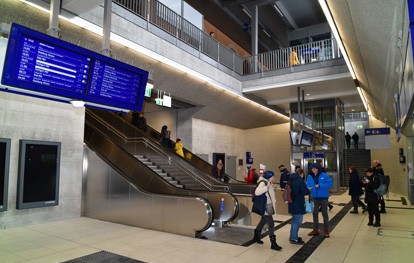 Nach rund acht Jahren Bauzeit wurde am 8.12.2024 feierlich der erste Teil des neuen Augsburger Hauptbahnhofs eröffnet. Ab sofort sind die Empfangshalle im historischen Bahnhofsgebäude sowie das Zwischengeschoss zu den Bahnsteigen mit Rolltreppen und Aufzügen vollständig barrierefrei erreichbar.