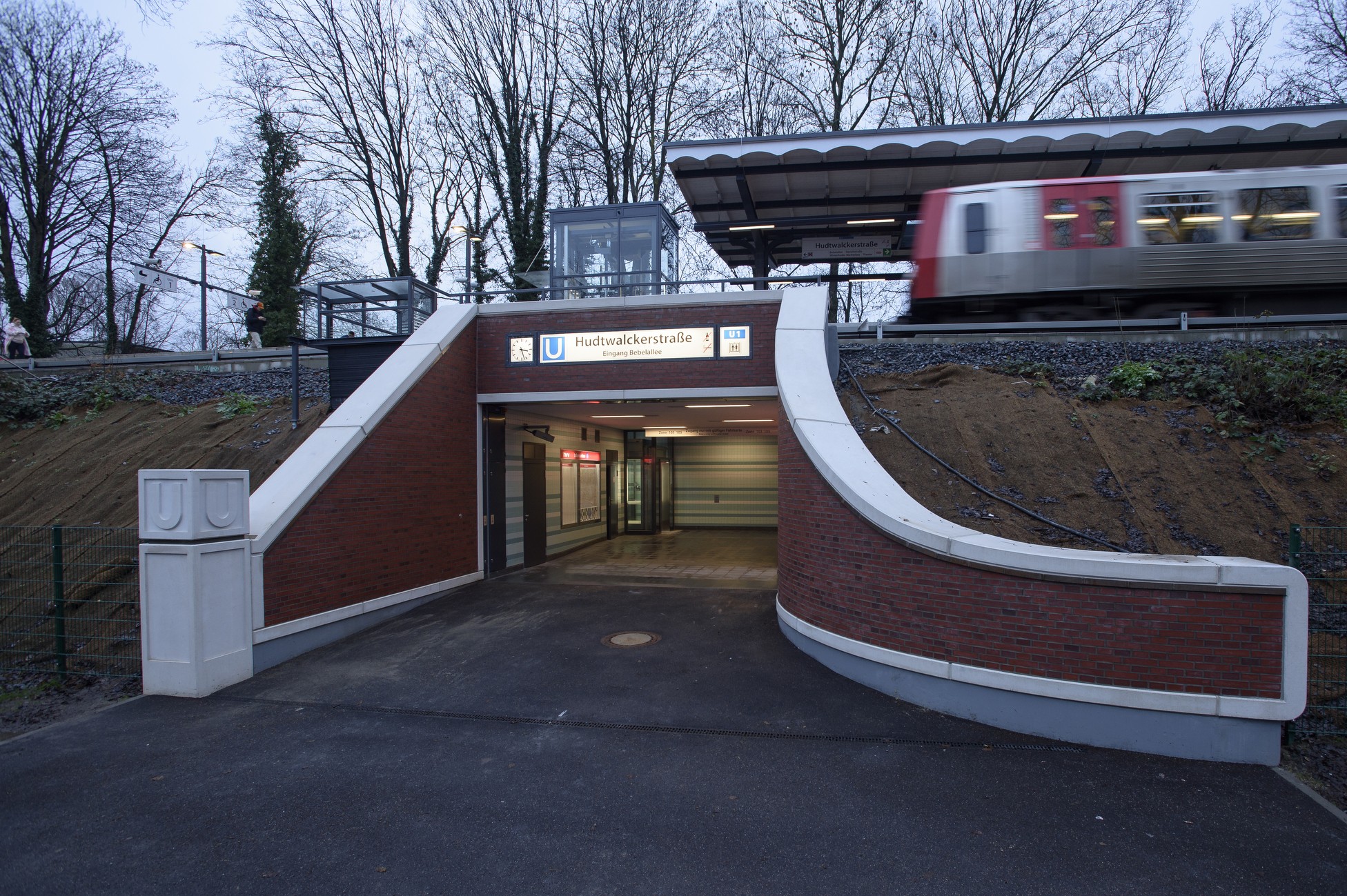 Seit dem 13.12.2023 ist die U1-Haltestelle Hudtwalckerstraße barrierefrei zu erreichen. Damit ist das Gesamtprojekt „U1 Alsterdorf und Winterhude” termingerecht abgeschlossen.