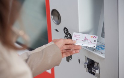 Fahrgäste, die mit einem im Aachener Verkehrsverbund (AVV) gekauften Abo-Ticket unterwegs sind, können das Deutschlandticket oder andere Abotickets jetzt auch eigenhändig an Fahrkartenautomaten auf ihre vorhandene Chipkarte laden.