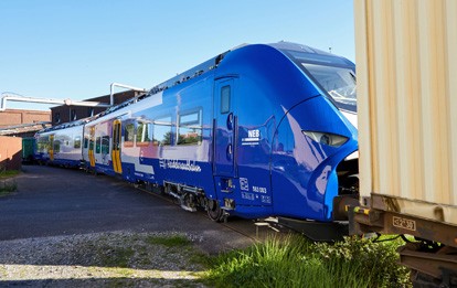 Siemens Mobility baut sieben zweiteilige Wasserstoffzüge vom Typ Mireo Plus H für die Niederbarnimer Eisenbahn (NEB). Am 30. Oktober 2023 hat der letzte Zug die Produktion in Krefeld verlassen und wurde in das Testcenter von Siemens Mobility in Wegberg-Wildenrath in der Nähe von Mönchengladbach überführt.