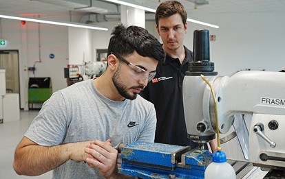 Ausbildung bei DB Training im Ausbildungszentrum in München-Perlach (Bild: Deutsche Bahn AG / Volker Emersleben)