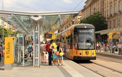 Die Fahrgastzahlen der Dresdner Verkehrsbetriebe (DVB) haben in den letzten beiden Monaten des Jahres 2023 mit jeweils mehr als 16 Millionen wieder das Niveau vor der Corona-Pandemie erreicht.