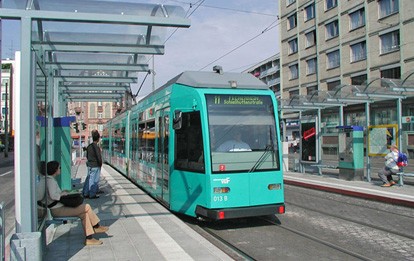 Seit dem 1. Januar 2024 fahren Frankfurts U- und Straßenbahnen noch umweltfreundlicher: Zum Jahreswechsel hat die Verkehrsgesellschaft Frankfurt am Main VGF ihre Stromversorgung komplett auf Ökostrom umgestellt.
