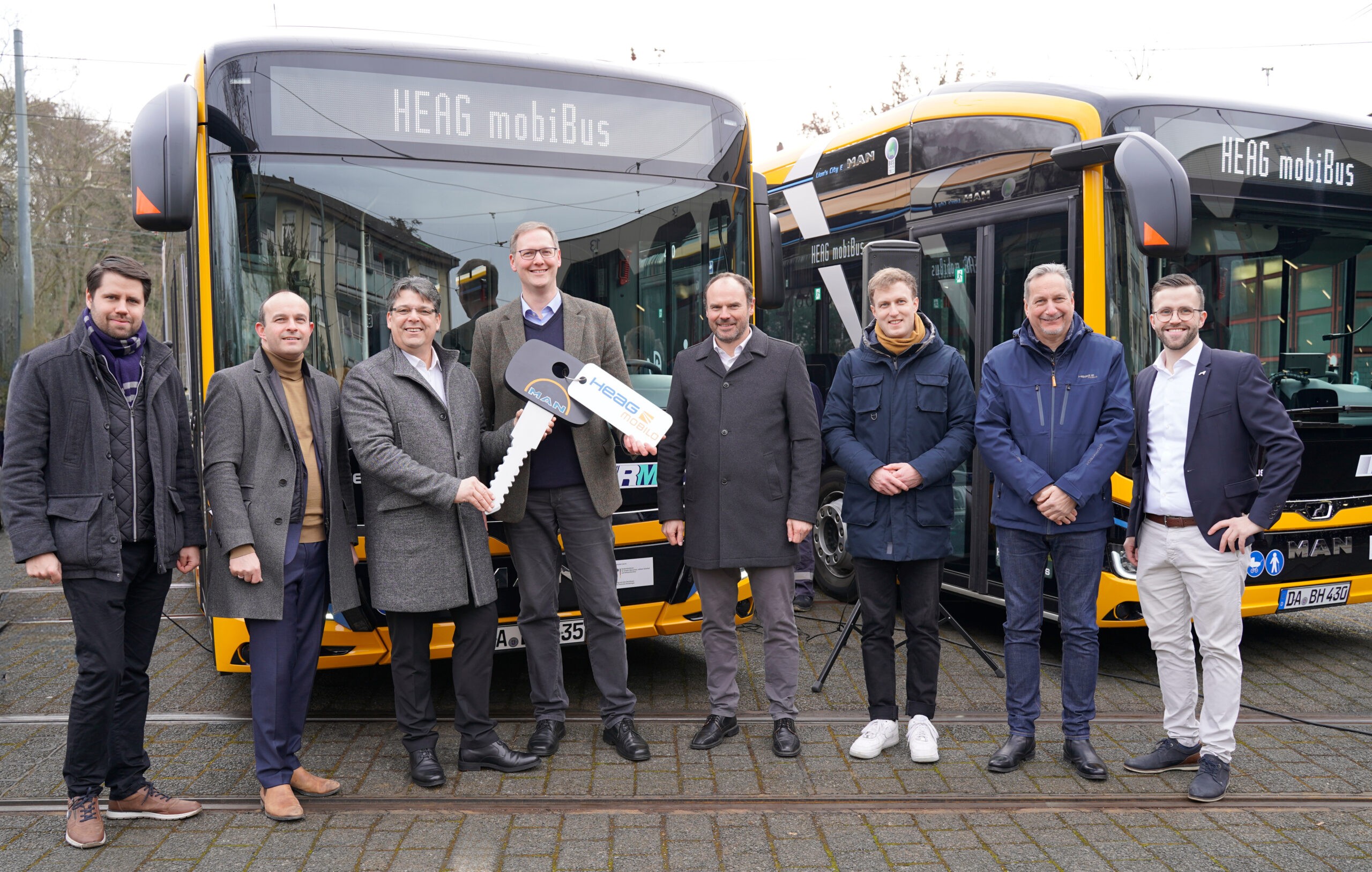 Die Darmstädter HEAG mobilo erreicht bei der Umstellung der Busflotte auf Elektroantrieb einen wichtigen Meilenstein: Mit dem Einsatz von neun neuen Gelenkbussen vom Typ Lion's City 18E des Herstellers MAN ist nun die Hälfte aller Busse elektrisch angetrieben.