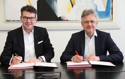 von links: Prof. Dr. Alexander Pischon und Karlsruhes Oberbürgermeister Dr. Frank Mentrup bei der Vertragsunterzeichnung (Bild: KVV / Michael Krauth)
