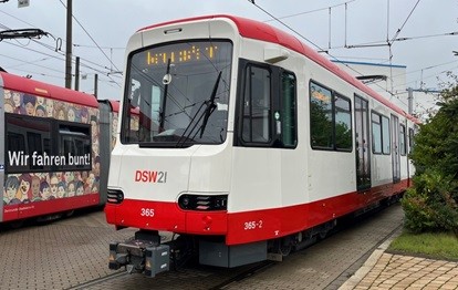 Für die Zukunftsflotte der DSW21 sind 26 neue Hochflurbahnen (B80D) in Auslieferung, acht weitere bestellt und die Modernisierung von 64 Duewag-Bestandsbahnen bis 2031 steht an (Bild: DSW21)