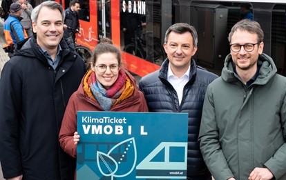 VVV Geschäftsführer Christian Hillbrand, Projektleiterin Smart Mobility VVV Magdalena Pircher, Bürgermeister der Marktgemeinde Hard Martin Staudinger und Mobilitätslandesrat Daniel Zadra (Bild: Land Vorarlberg / A.Serra)