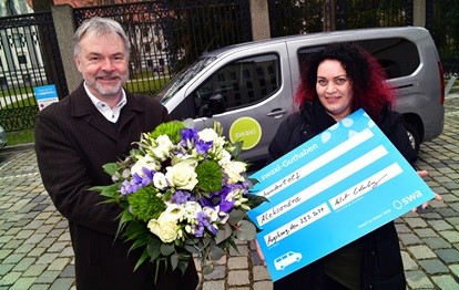 Robert Underberg, Leiter der Mobilitätsentwicklung bei den swa, überreicht der 11.111 swaxi-Kundin Aleksandra Sucur einen swaxi-Fahrgutschein in Höhe von 111 Euro (Bild: swa)