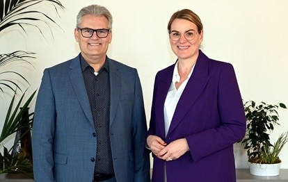 Der neue Alleingeschäftsführer der Stadtwerke Augsburg (swa) Rainer Nauerz mit Eva Weber, Oberbürgermeisterin und swa-Aufsichtsratsvorsitzende (Bild: Ruth Plössel / Stadt Augsburg)