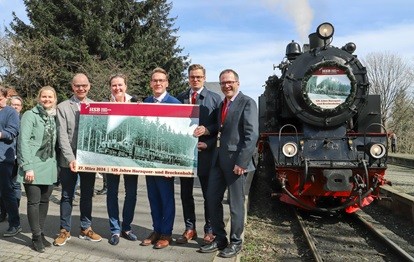 Freude über das 125-jährige Jubiläum der Harzquer- und Brockenbahn (v.l.n.r.): Katrin Müller (HSB-Geschäftsführerin), Staatssekretär Torsten Weil (Thüringer Ministerium für Infrastruktur und Landwirtschaft), Prof. Dr. Corinna Salander (Abteilungsleiterin im Bundesministerium für Digitales und Verkehr), Tobias Kascha (OB Stadt Wernigerode), Staatssekretär Sven Haller (Ministerium für Infrastruktur und Digitales des Landes Sachsen-Anhalt) sowie Peter Panitz (Geschäftsführer Nahverkehrsservice Sachsen-Anhalt GmbH). Bild: HSB / Dirk Bahnsen