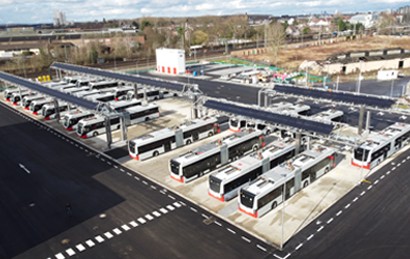 Die Kölner Verkehrs-Betriebe (KVB) haben am Sonntag, 17. März 2024, ihren neuen Elektro-Busbetriebshof Porz in Betrieb genommen. Dieser Betriebshof wird über 100 Elektrobusse beherbergen.