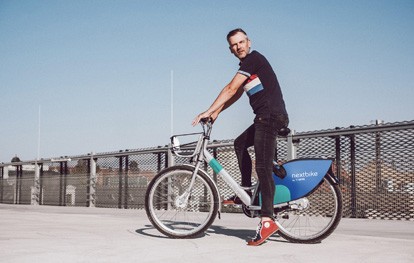 Nextbike, Anbieter für öffentliche Fahrradverleihsysteme, steht erneut vor einem Eigentümerwechsel. Nur gut zwei Jahre nach der Übernahme durch den E-Roller-Anbieter Tier Mobility SE aus Berlin ist jetzt offensichtlich wieder der Verkauf geplant.