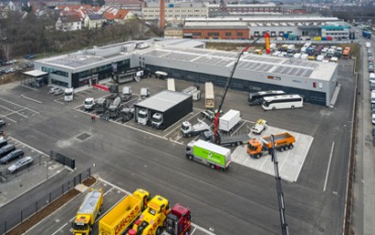 Knapp eineinhalb Jahre nach der Grundsteinlegung hat Daimler Truck am 1. März 2024 das Nutzfahrzeugzentrum Mercedes-Benz Stuttgart offiziell in Betrieb genommen. Der Standort ist von Beginn an auf Nutzfahrzeuge, die von Batterie- und Brennstoffzellen-Technologie angetrieben werden, ausgelegt.