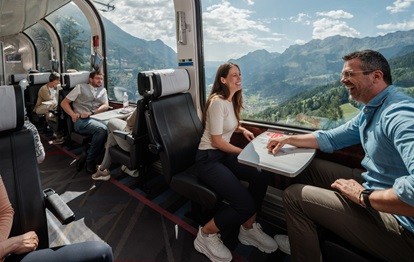 Fahrgäste im Bernina Express (Bild: Rhätische Bahn)