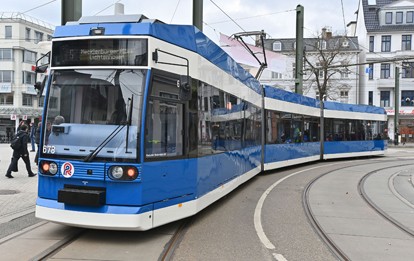 Nach den letzten Inbetriebnahmearbeiten in der Werkstatt der Rostocker Straßenbahn AG (RSAG) ist die erste sanierte Straßenbahn des Typs 6N1 nun bereit für ihren dauerhaften Linieneinsatz.