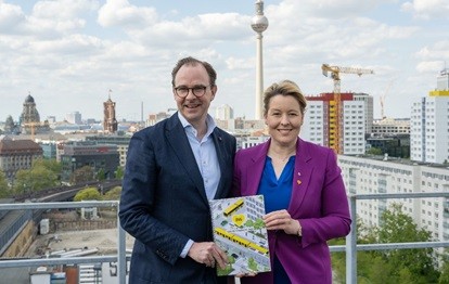 Ziehen eine positive Bilanz: Henrik Falk und Franziska Giffey (Bild: BVG / Andreas Süß)