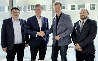 V.l.n.r.: Michael Klein, Chief Operating Officer Daimler Buses, Till Oberwörder, CEO Daimler Buses, Sven Bauer, CEO BMZ Holding, und Tomasz Jankowski, General Manager BMZ Poland (Bild: Daimler Truck AG)