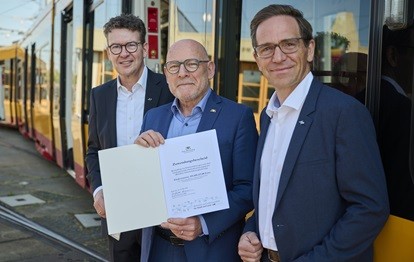 von links: Prof. Dr. Alexander Pischon, Vorsitzenender der Geschäftsführung der VBK, Baden-Württembergs Verkehrsminister Winfried Hermann und Christian Höglmeier, technischer Geschäftsführer der VBK (Bild: VBK / Christian Ernst)